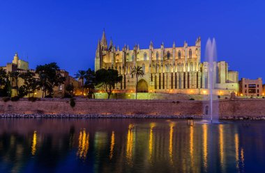 Mallorca'yı geziyor. La Seu, Palma de Mallorca gotik ortaçağ katedrali, güzel gece manzarası, Mallorca adası, Balear Adaları, İspanya