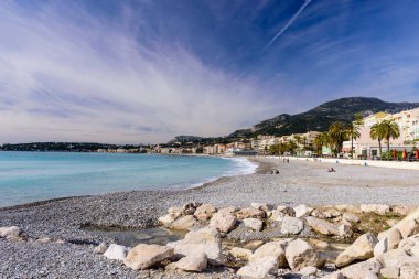 Menton kasabası, Fransa - 8 Mart 2018: Menton kasabasında güzel Akdeniz plajı