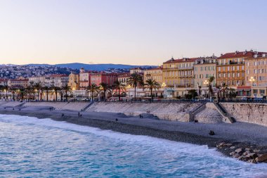 Nice, Fransa - 7 Mart 2018: Cote d'azur, Fransa. Nice'in güzel manzarası. Fransız rivierasının lüks tatil köyü. 