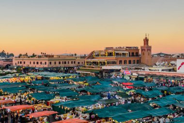 Marakeş, Fas - 8 Aralık 2018 Jamaa el Fna pazar meydanı. Jemaa el-Fnaa, Djema el-Fna veya Djemaa el-Fnaa, Marakeş 'in Medina bölgesinde ünlü bir pazar ve meydan..