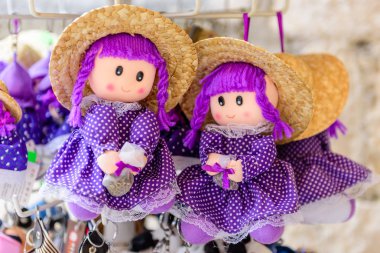 Omis kasabası, Dalmaçya Bölgesi, Hırvatistan-13 Eylül 2018: Hırvatistan 'dan geleneksel hatıra. Parlak güzel bebek