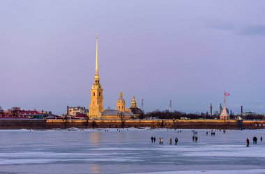St. Petersburg'u gezmek. Neva nehri ve Peter ve Paul Kalesi, güzel kış manzarası, St Petersburg, Rusya