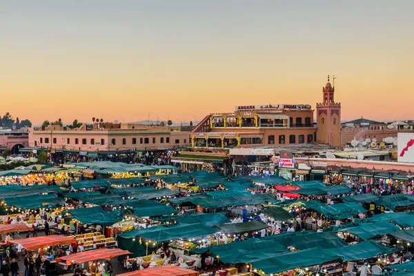 Marakeş, Fas - 8 Aralık 2018 Jamaa el Fna pazar meydanı. Jemaa el-Fnaa, Djema el-Fna veya Djemaa el-Fnaa, Marakeş 'in Medina bölgesinde ünlü bir pazar ve meydan..