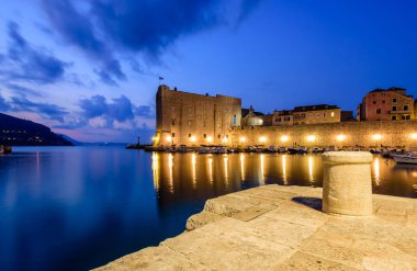 Dubrovnik town, Hırvatistan - 22 Eylül 2018: Hırvatistan'ı gezme. Dubrovnik eski şehir, gece manzarası. Kale duvarı ve teknelerile liman.