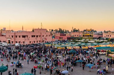 Marakeş, Fas - 8 Aralık 2018 Jamaa el Fna pazar meydanı. Jemaa el-Fnaa, Djema el-Fna veya Djemaa el-Fnaa, Marakeş 'in Medina bölgesinde ünlü bir pazar ve meydan..