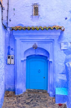 Chefchaouen, Fas - 13 Aralık 2018 Fas turu. Chefchaouen kasabasının güzel mavi Medina 'sı. Geleneksel mavi cadde