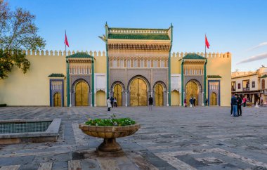 Fez, Fas - 14 Aralık 2018: Fas'ı gezme. Fez eski kral Sarayı, şimdi en önemli turistik.