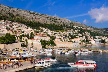 Dubrovnik kasabası, Hırvatistan - 22 Eylül 2018: Dubrovnik eski şehir, tekneli pitoresk liman