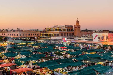 Marakeş, Fas - 8 Aralık 2018 Jamaa el Fna pazar meydanı. Jemaa el-Fnaa, Djema el-Fna veya Djemaa el-Fnaa, Marakeş 'in Medina bölgesinde ünlü bir pazar ve meydan..