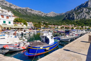 Gradac, Split, Dalmaçya region, Hırvatistan - 16 Eylül 2018: Gradac cityscape. Tekneler ile pitoresk liman