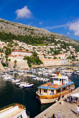 Dubrovnik kasabası, Hırvatistan - 22 Eylül 2018: Dubrovnik eski şehir, tekneli pitoresk liman