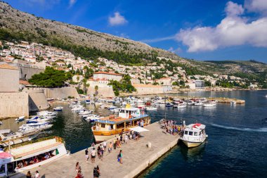 Dubrovnik kasabası, Hırvatistan - 22 Eylül 2018: Dubrovnik eski şehir, tekneli pitoresk liman
