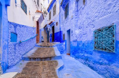 Fas 'ı gezmek. Fas 'ın Chefchaouen kasabasının güzel mavi medina' sı