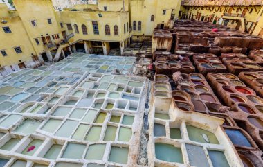 Fez, Fas - 15 Aralık 2018 Fas turu. Fez 'in tabakhaneleri. Geleneksel tabakhane olan Fez şehrinde boya depoları ve fıçılar