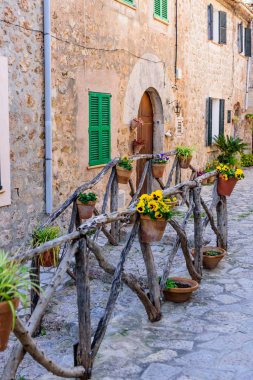 Mallorca Adası, Balearic Adaları, İspanya - 4 Ocak 2019: Valldemossa eski kasabasında çiçeklerle süslenmiş taş binalarla dolu güzel bir cadde