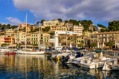 Mallorca Adası, Balearic Adaları, İspanya - 4 Ocak 2019: Soller Limanı 'nda balıkçı tekneleri bulunan pitoresk liman