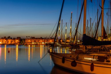 Kos adası, Oniki Adalar, Yunanistan - 13 Mayıs 2016: Kos kasabasında gün batımında yatlarla Akdeniz Gezinti