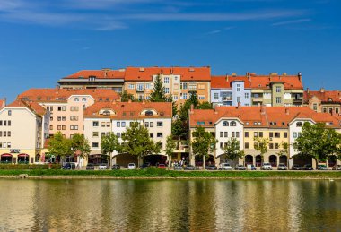 Maribor, Slovenya - 23 Eylül 2016: Maribor şehir manzarası. Şehrin tarihi merkezi ve Drava nehir seti