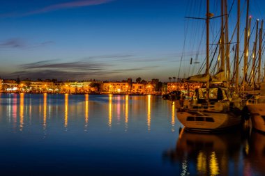 Kos adası, Oniki Adalar, Yunanistan - 13 Mayıs 2016: Kos kasabasında gün batımında yatlarla Akdeniz Gezinti
