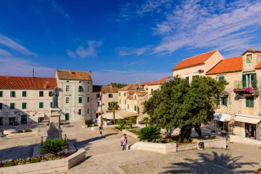 Makarska town, Dalmaçya region, Hırvatistan - 14 Eylül 2018: Makarska cityscape. Geleneksel binaları ile tarihi şehir merkezi