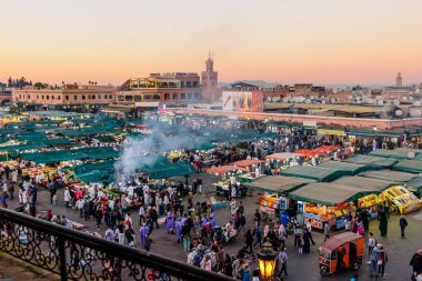 Marakeş, Fas - 8 Aralık 2018 Jamaa el Fna pazar meydanı. Jemaa el-Fnaa, Djema el-Fna veya Djemaa el-Fnaa, Marakeş 'in Medina bölgesinde ünlü bir pazar ve meydan..