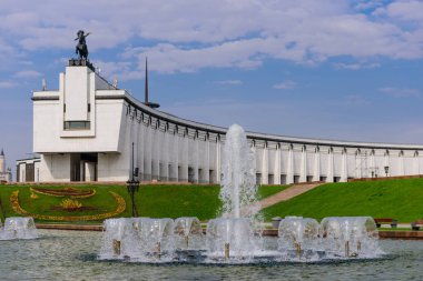 Moskova, Rusya - 2 Mayıs 2018: Moskova turu. Zafer parkı. Büyük Vatanseverlik Savaşı Merkez Müzesi 'nin inşası.