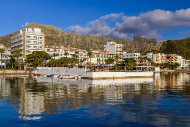 Mallorca adası, Balear Adaları, İspanya - 5 Ocak 2019: Pollenca köyü. Mallorca adasında popüler turistik yer.