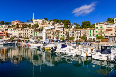 Mallorca adası, Balear Adaları, İspanya - 4 Ocak 2019: Porte de Soller. Soller kasabasında balıkçı tekneleri ile pitoresk liman