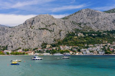 Omis kasabasında Adriyatik denizinin pitoresk kıyı şeridi, Makarska Riviera, Dalmaçya bölgesi, Hırvatistan
