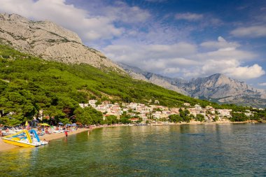 Brela, Hırvatistan - 14 Eylül 2018: Brela şehir manzarası, Dalmaçya bölgesinde Adriyatik kıyısında popüler bir turizm köyü