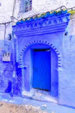 Chefchaouen, Fas - 13 Aralık 2018 Fas turu. Chefchaouen kasabasının güzel mavi Medina 'sı. Geleneksel mavi cadde