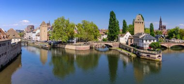 Strasbourg, Alsace, Fransa - 1 Mayıs 2019: Fransa gezisi. Petite France Quarter 'ın güzel manzarası. Strasbourg 'da popüler bir cazibe.