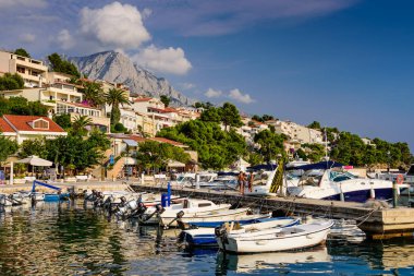 Brela, Hırvatistan - 14 Eylül 2018: Brela şehir manzarası, Dalmaçya bölgesinde Adriyatik kıyısında popüler bir turizm köyü