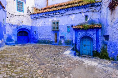 Fas 'ı gezmek. Fas 'ın Chefchaouen kasabasının güzel mavi medina' sı