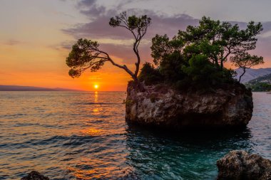 Brela Stone (Kamen Brela) - Hırvatistan 'da popüler bir doğal cazibe olan Brela' nın sembolü. Brela Stone 'un güzel günbatımı manzarası, Punta Rata plajı, Hırvatistan' ın Makarska Rivierası