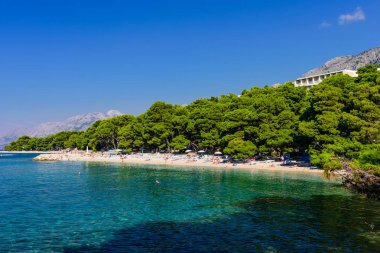 Makarska, Dalmaçya Bölgesi, Hırvatistan-14 Eylül 2018: pitoresk Adriyatik kıyısı. Makarska Resort turkuaz su ile Halk Plajı