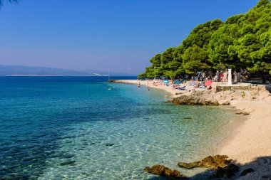 Makarska, Dalmaçya Bölgesi, Hırvatistan-14 Eylül 2018: pitoresk Adriyatik kıyısı. Makarska Resort turkuaz su ile Halk Plajı
