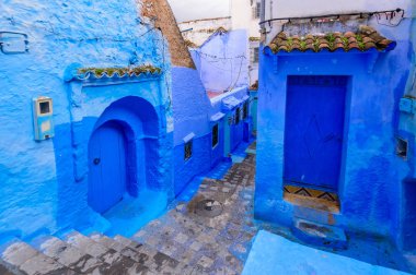 Chefchaouen, Fas - 13 Aralık 2018 Fas turu. Chefchaouen kasabasının güzel mavi Medina 'sı. Geleneksel mavi cadde
