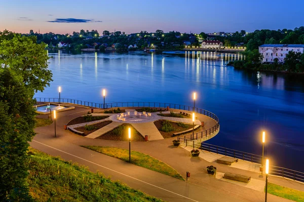 Észtország Városnézés Gyönyörű Éjszakai Kilátás Narva River Sétány Tér Nap — Stock Fotó