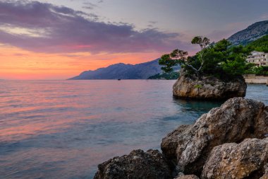 Brela Stone (Kamen Brela) - Hırvatistan 'da popüler bir doğal cazibe olan Brela' nın sembolü. Brela Stone 'un güzel günbatımı manzarası, Punta Rata plajı, Hırvatistan' ın Makarska Rivierası