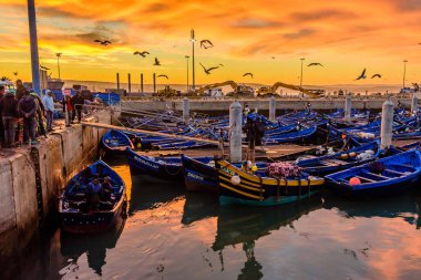 Essaouira, Fas - 11 Aralık 2018 Fas turu. Essaouira limanında güzel bir gün doğumu. Geleneksel mavi balıkçı tekneleri.
