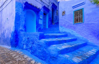 Chefchaouen, Fas - 13 Aralık 2018 Fas turu. Chefchaouen kasabasının güzel mavi Medina 'sı. Geleneksel mavi cadde