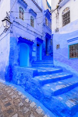 Chefchaouen, Fas - 13 Aralık 2018 Fas turu. Chefchaouen kasabasının güzel mavi Medina 'sı. Geleneksel mavi cadde