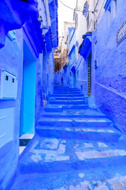 Chefchaouen, Fas - 13 Aralık 2018 Fas turu. Chefchaouen kasabasının güzel mavi Medina 'sı. Geleneksel mavi cadde