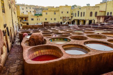 Fez, Fas - 15 Aralık 2018 Fas turu. Fez 'in tabakhaneleri. Geleneksel tabakhane olan Fez şehrinde boya depoları ve fıçılar