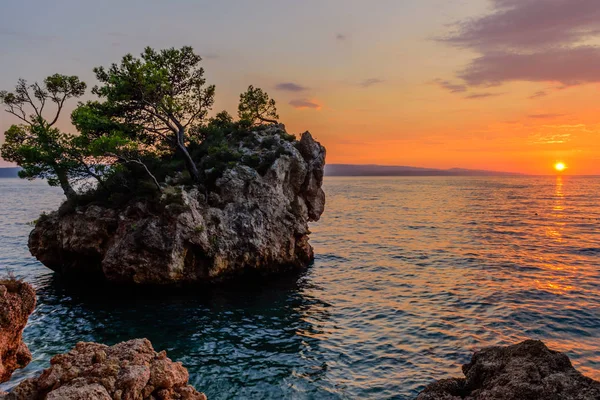 Brela Stone (Kamen Brela) - Hırvatistan 'da popüler bir doğal cazibe olan Brela' nın sembolü. Brela Stone 'un güzel günbatımı manzarası, Punta Rata plajı, Hırvatistan' ın Makarska Rivierası