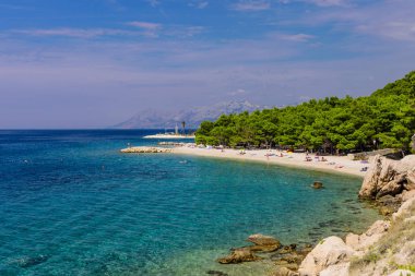 Makarska, Dalmaçya Bölgesi, Hırvatistan-14 Eylül 2018: pitoresk Adriyatik kıyısı. Makarska Resort turkuaz su ile Halk Plajı
