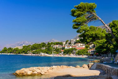 Brela, Makarska Riviera, Hırvatistan-15 Eylül 2018: Brela köyü yakınlarındaki Dalmaçya bölgesinde pitoresk Adriyatik kıyısı