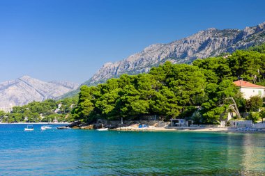 Brela, Makarska Riviera, Hırvatistan-15 Eylül 2018: Brela köyü yakınlarındaki Dalmaçya bölgesinde pitoresk Adriyatik kıyısı