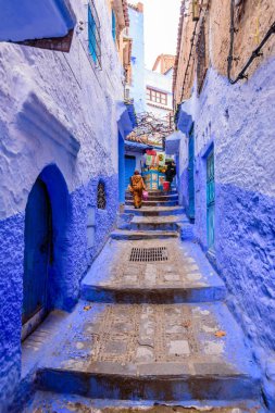 Chefchaouen, Fas - 13 Aralık 2018 Fas turu. Chefchaouen kasabasının güzel mavi Medina 'sı. Geleneksel mavi cadde